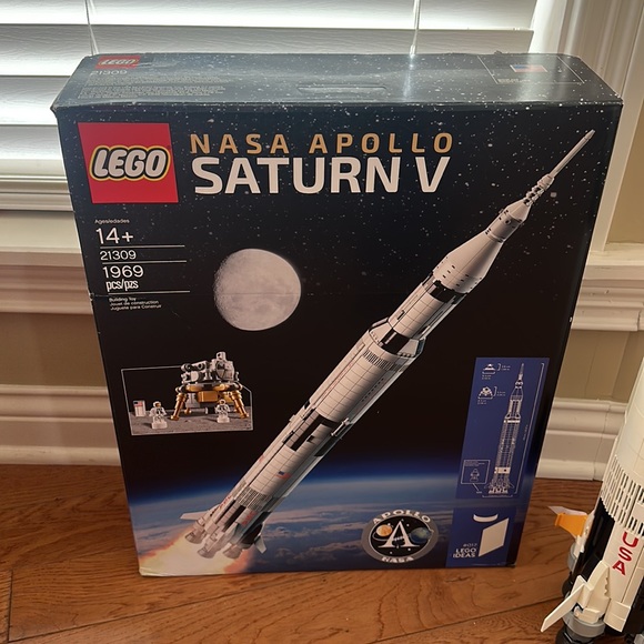 Lego NASA Apollo Saturn V 21309 - Picture 2 of 4